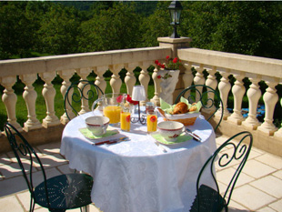 Déjeuner en terrasse avec vue sur la noyeraie